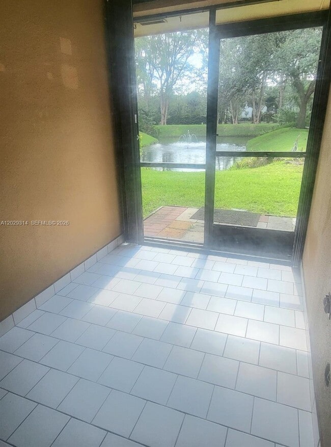 Building Photo - 15495 N Miami Lakeway