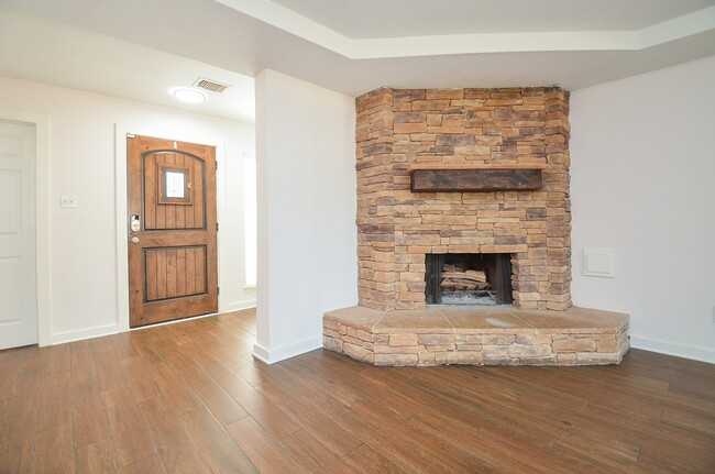 Building Photo - 3722 Brier Gardens Dr