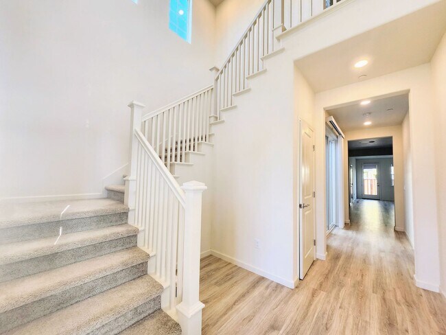 Building Photo - 4 Bedroom Home in W Section