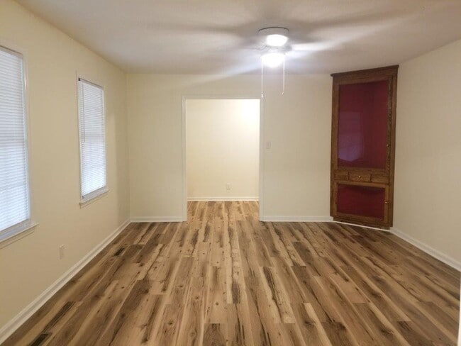 Building Photo - 124 Perry Dr