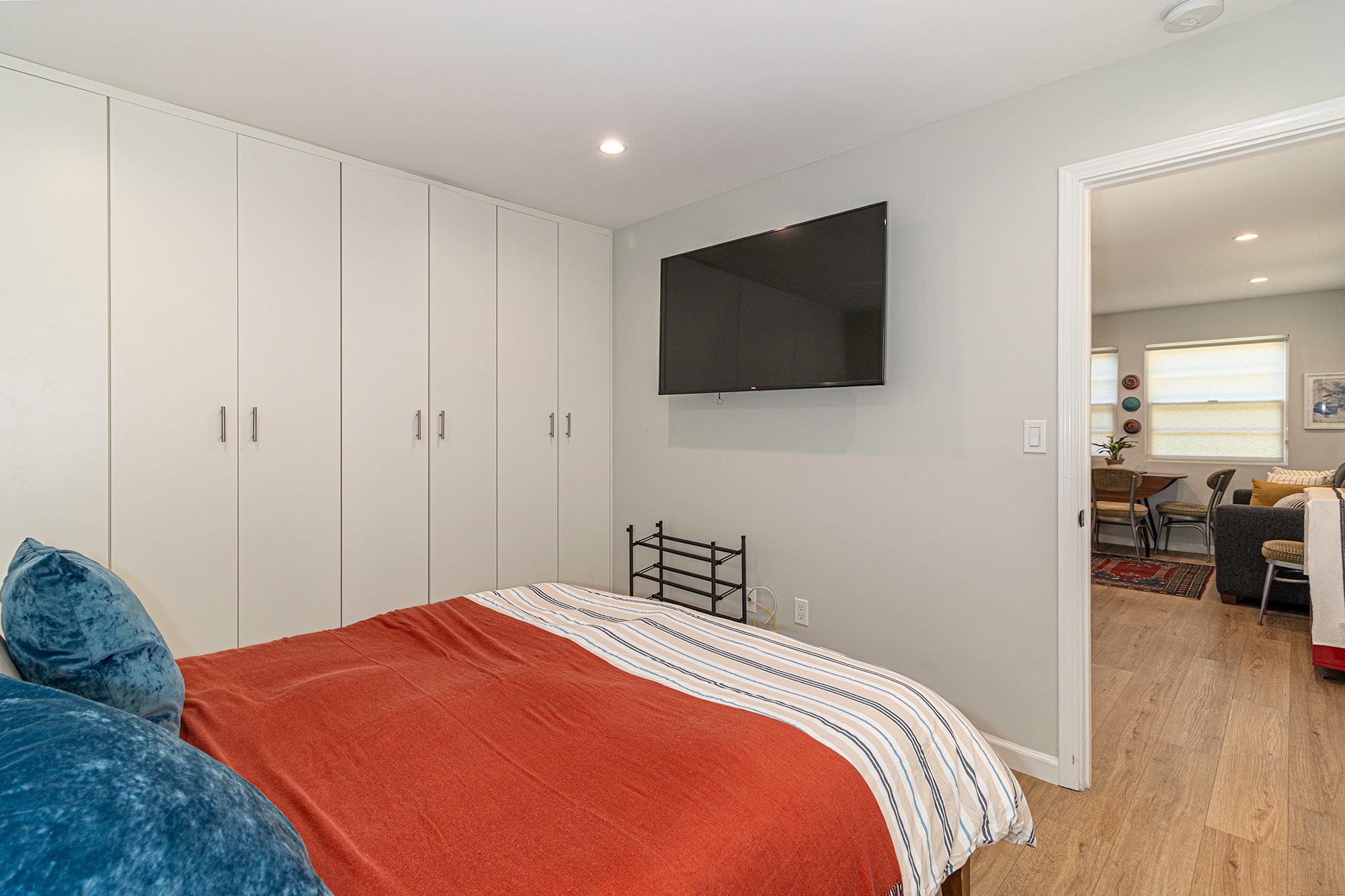 9114 W. 24th St. Guest House queen size bed and TV included - 9116 W 24th St