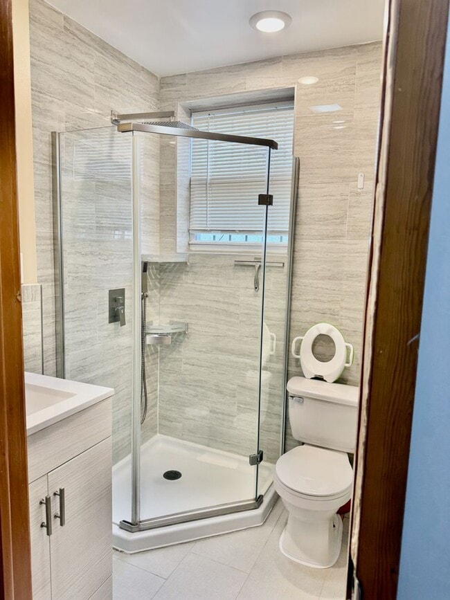 Building Photo - SPACIOUS & MODERN 3 BED/1.5 BA HOUSE w/ Central AC-HARDWOOD Flooring-WASHER/DRYER & Rear PATIO in...