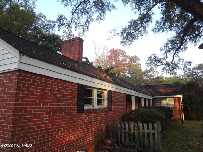 Building Photo - 1601 E 6th St