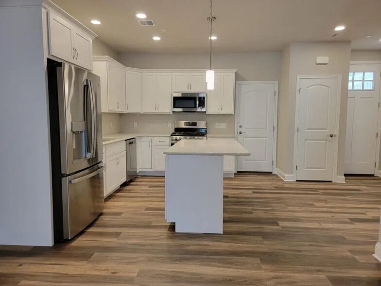 Building Photo - 605 White Chapel Rd