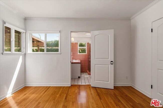Building Photo - 627 26th St