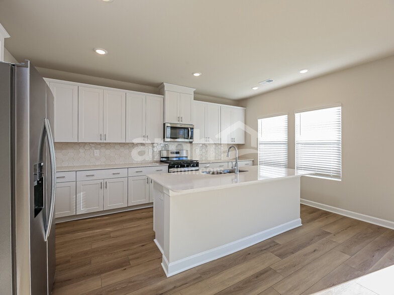 Building Photo - 806 Treeline Rd