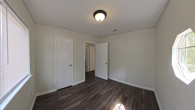 Building Photo - 3 Rain Walk Ct