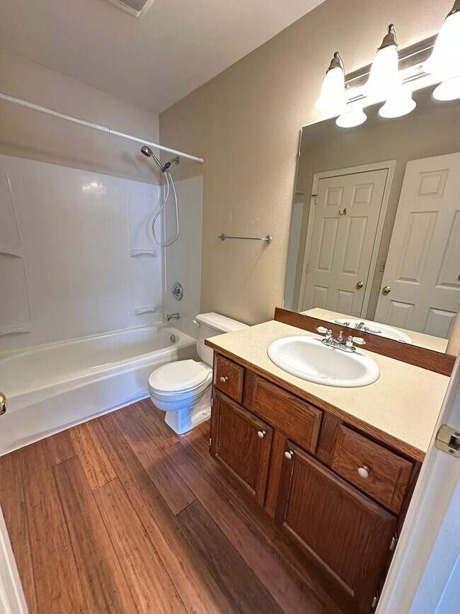 Building Photo - Beautiful 2 Bed 1.5 Bath Condo!