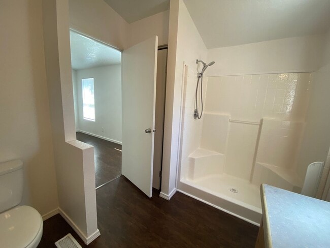 Building Photo - Cute and Cozy Home in SW Bend, Large, full...