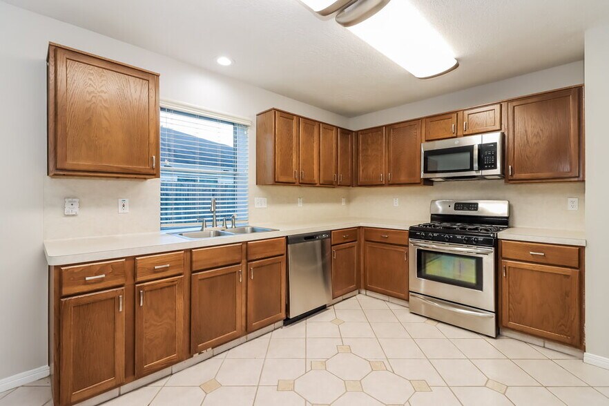 Building Photo - 3827 Cyril Dr