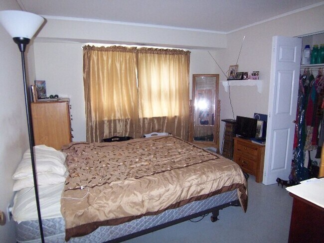 Building Photo - SAVE ALMOST $200 SPECIAL* Sail into this 2BR 1BA at the Mayflower Condominiums in Alexandria incl...