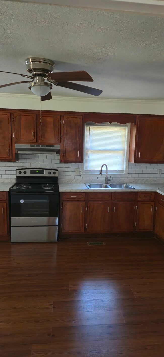 Building Photo - 133 Kings Ct Dr