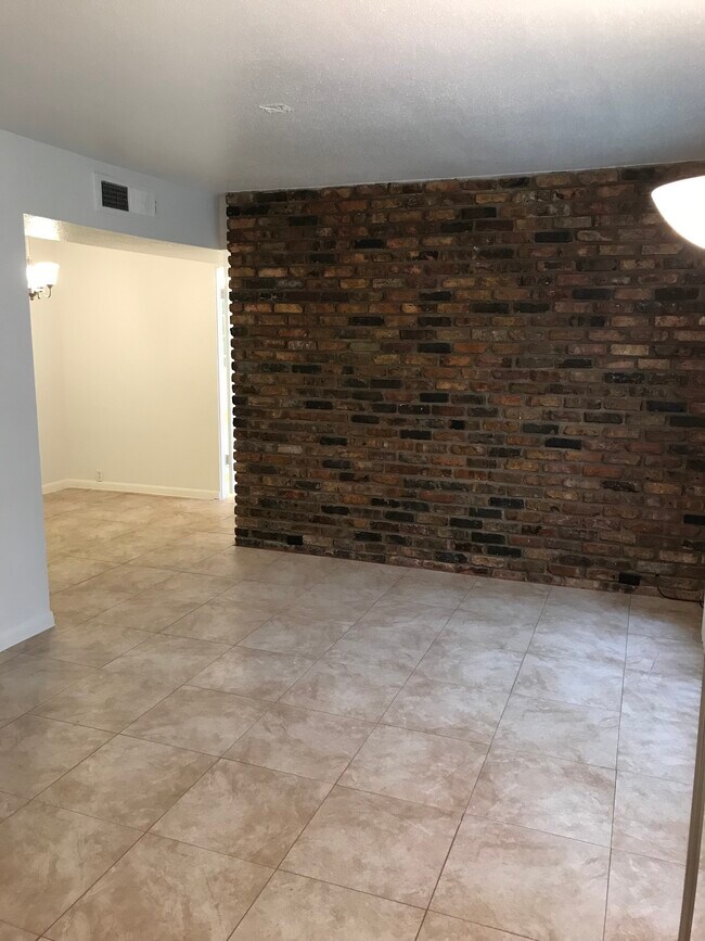 Building Photo - 2101 Fountain View Dr