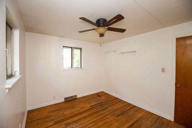 Building Photo - Charming 4 Bedroom, 1.75 Bath Brick Ranch Near Old Town!
