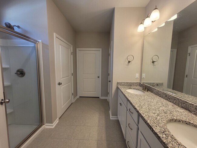 Building Photo - Spacious 4 Bedroom/ 3 Bathroom Home in Lovely Terrell - 2 Car Garage - Washer/Dryer and Lawn Main...