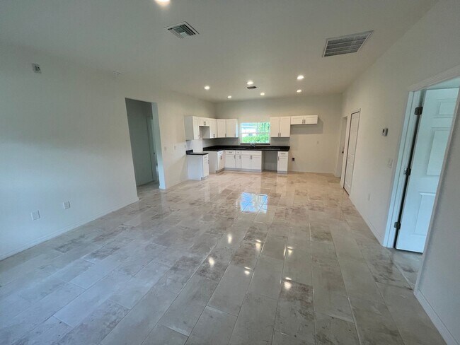 Building Photo - ASK US ABOUT FREE RENT-MOVE IN READY 3/2-L...