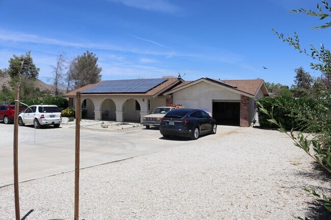 Building Photo - 4 bedrooms House for rent