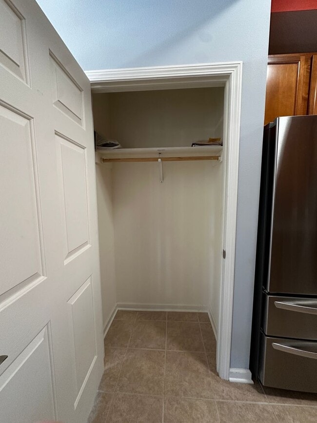 Building Photo - 1 Bedroom, GREAT location!!
