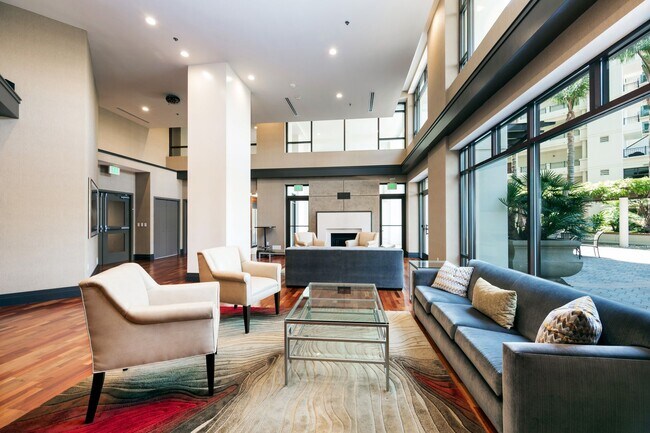 Building Photo - Stunning Marina District 2 Bedroom + a Lof...