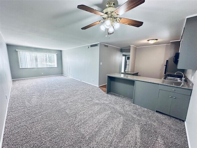 Building Photo - 601 W 11th St