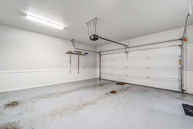 Building Photo - 739 Saint Charles Ave NE