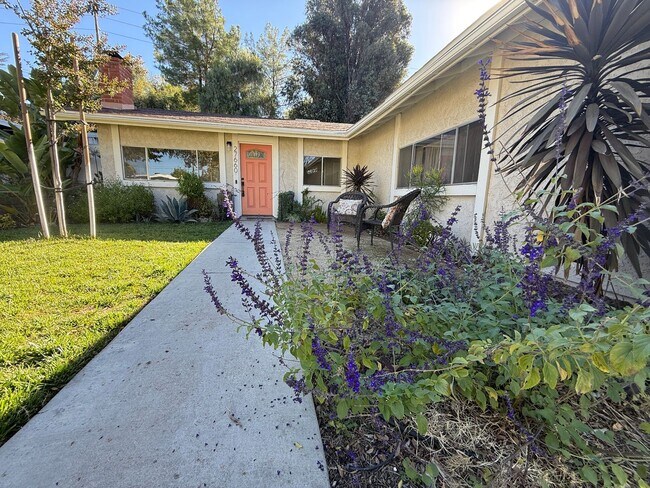 Building Photo - 3-Bedroom Home with Dog Run and Private Ya...