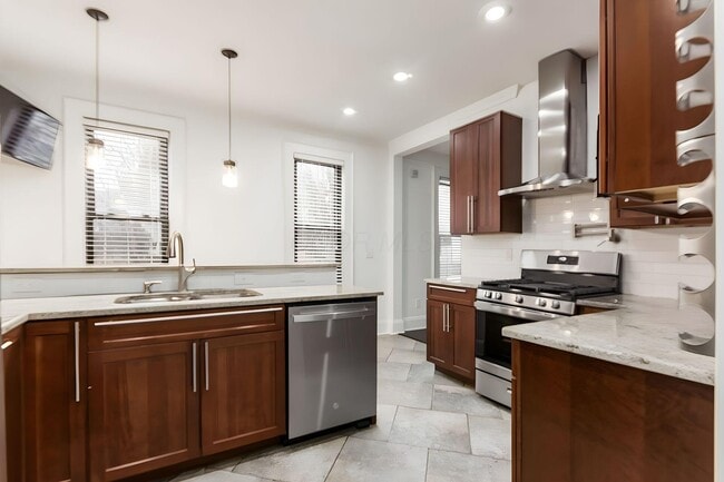 Building Photo - 106 E Gates St