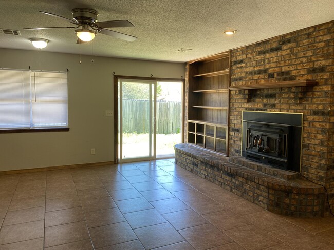 Building Photo - 429 E Hillcrest Ln