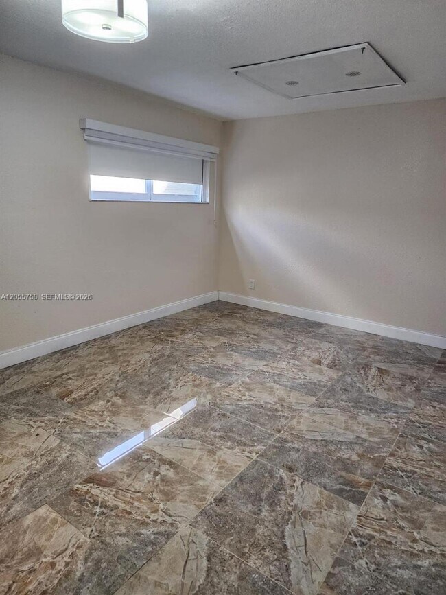 Building Photo - 11130 N Lakeview Dr