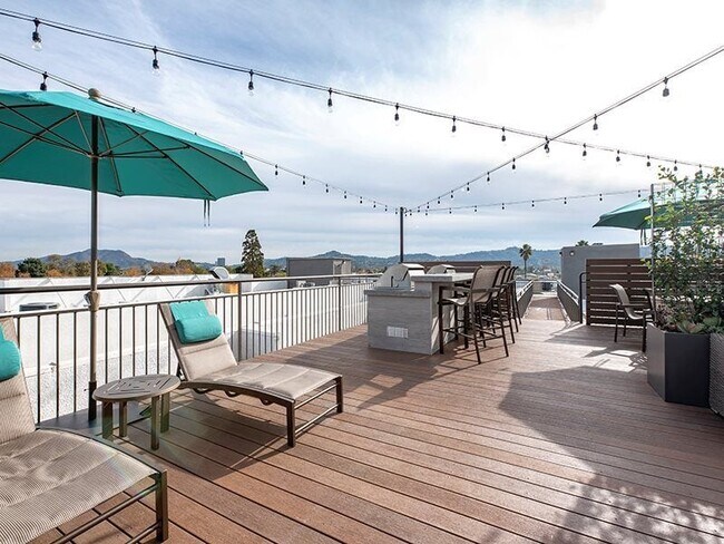 Building Photo - Vue at Laurel Canyon