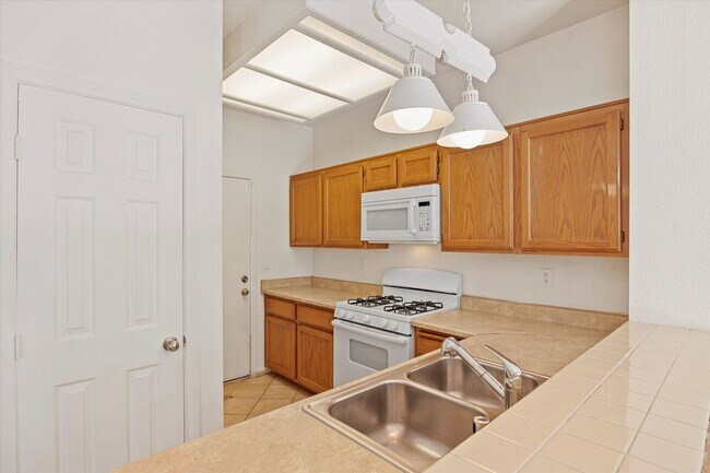 Building Photo - Centrally located Townhome/Fenced Yard