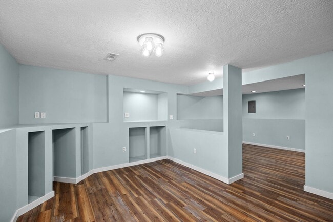 Building Photo - 4 Bedroom Northeast Spokane Home - Availab...