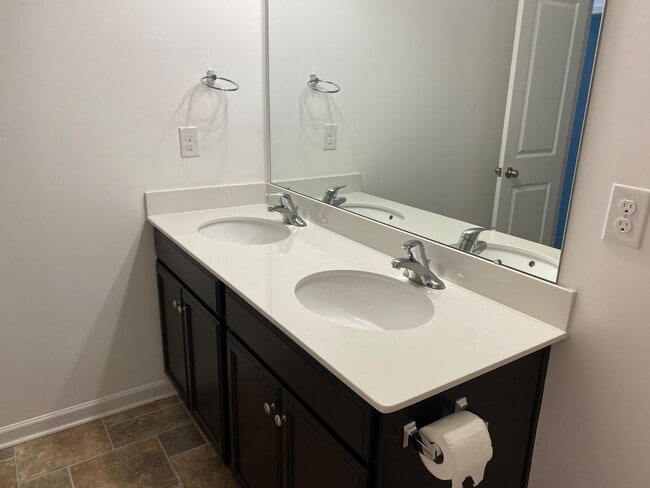 Building Photo - MOVE-IN READY!