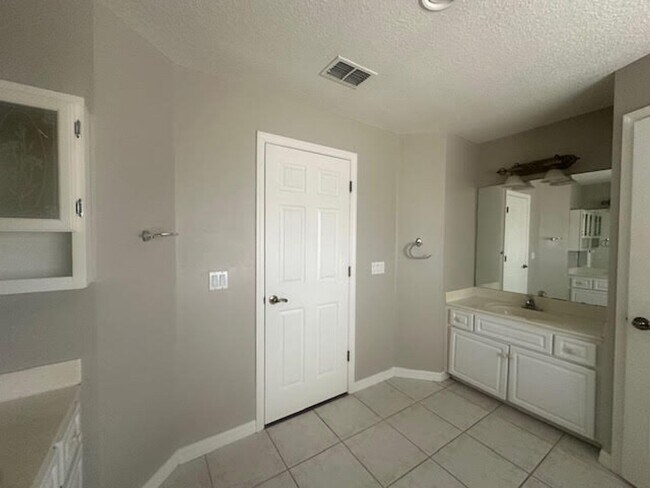 Building Photo - Pool home for rent !