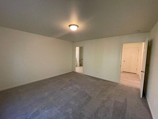 Building Photo - Single Level Freeland Home and Pet Friendly!