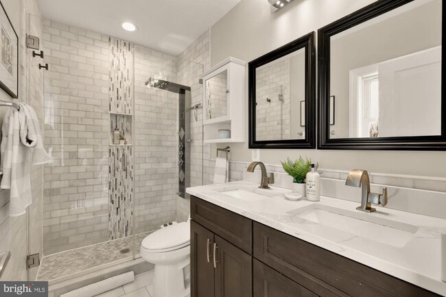 Building Photo - 2228 Kearny St NE