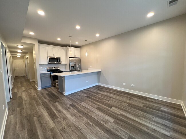 Building Photo - 3607 W Ainslie St