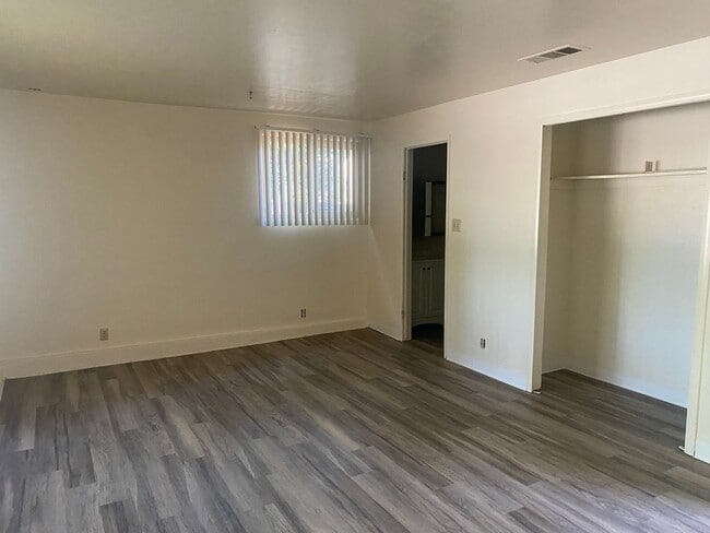 Building Photo - Large floorplan
