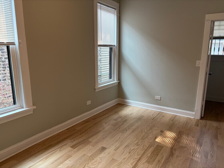 Bedroom - 1429 W Thome Ave