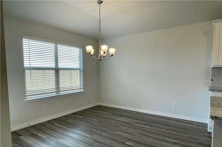 Building Photo - JULY MOVE IN!  Spacious 3 bedroom 2 bathroom Home