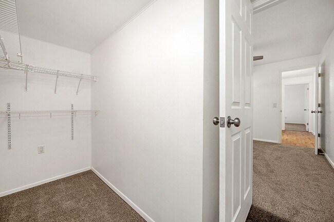 Building Photo - Super Cute North End Place with Garage and Backyard!