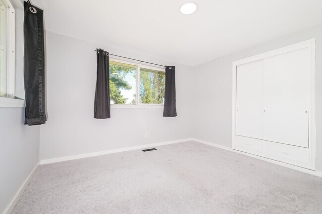 Building Photo - Comfort and Convenience Meet in this 4 Bedroom Burien Home.