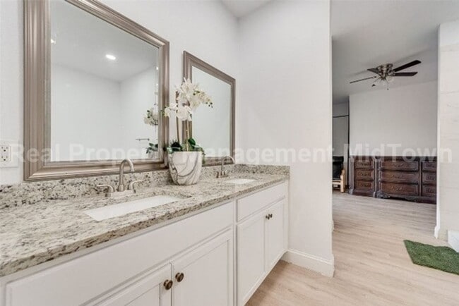 Building Photo - Stunning 4-Bedroom Retreat with Designer T...