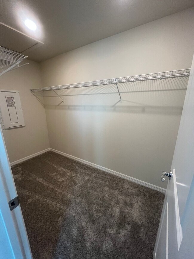 Building Photo - 3 bedroom 2.5 bathroom