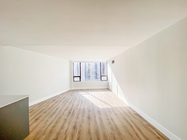 Building Photo - 2 E Oak St