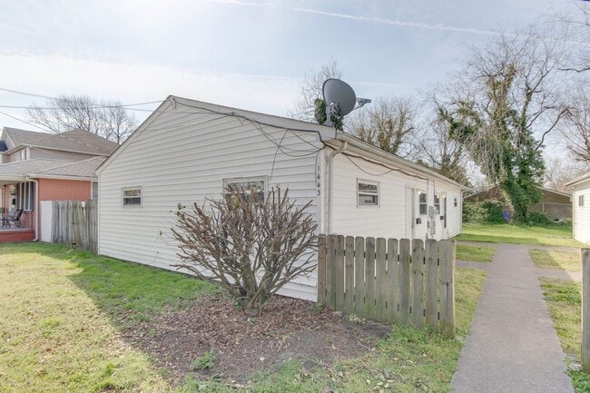 Building Photo - 1447 W 40th St