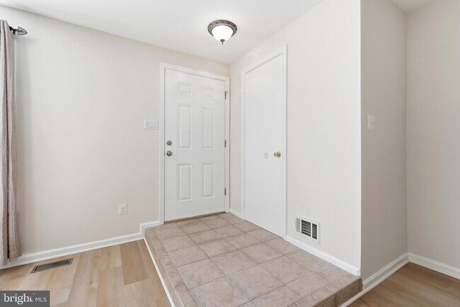 Building Photo - 7691 Northern Oaks Ct