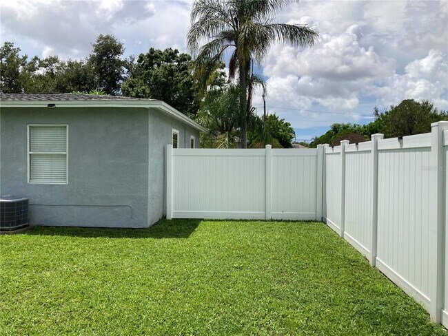 Building Photo - 7131 Orpine Dr N