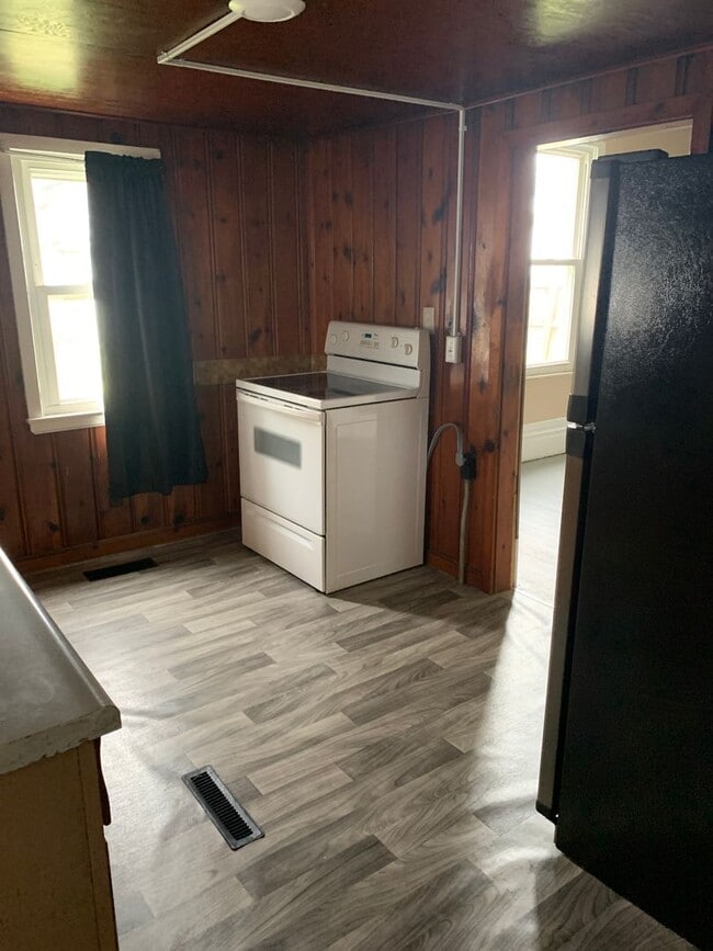 Building Photo - 2 bedroom house one block from City Park