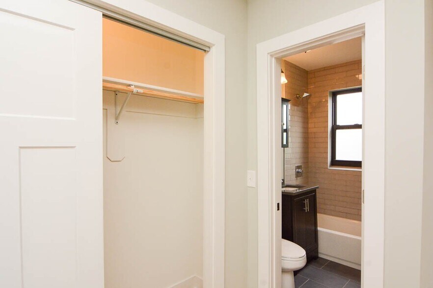 Building Photo - 4551 N Damen Ave